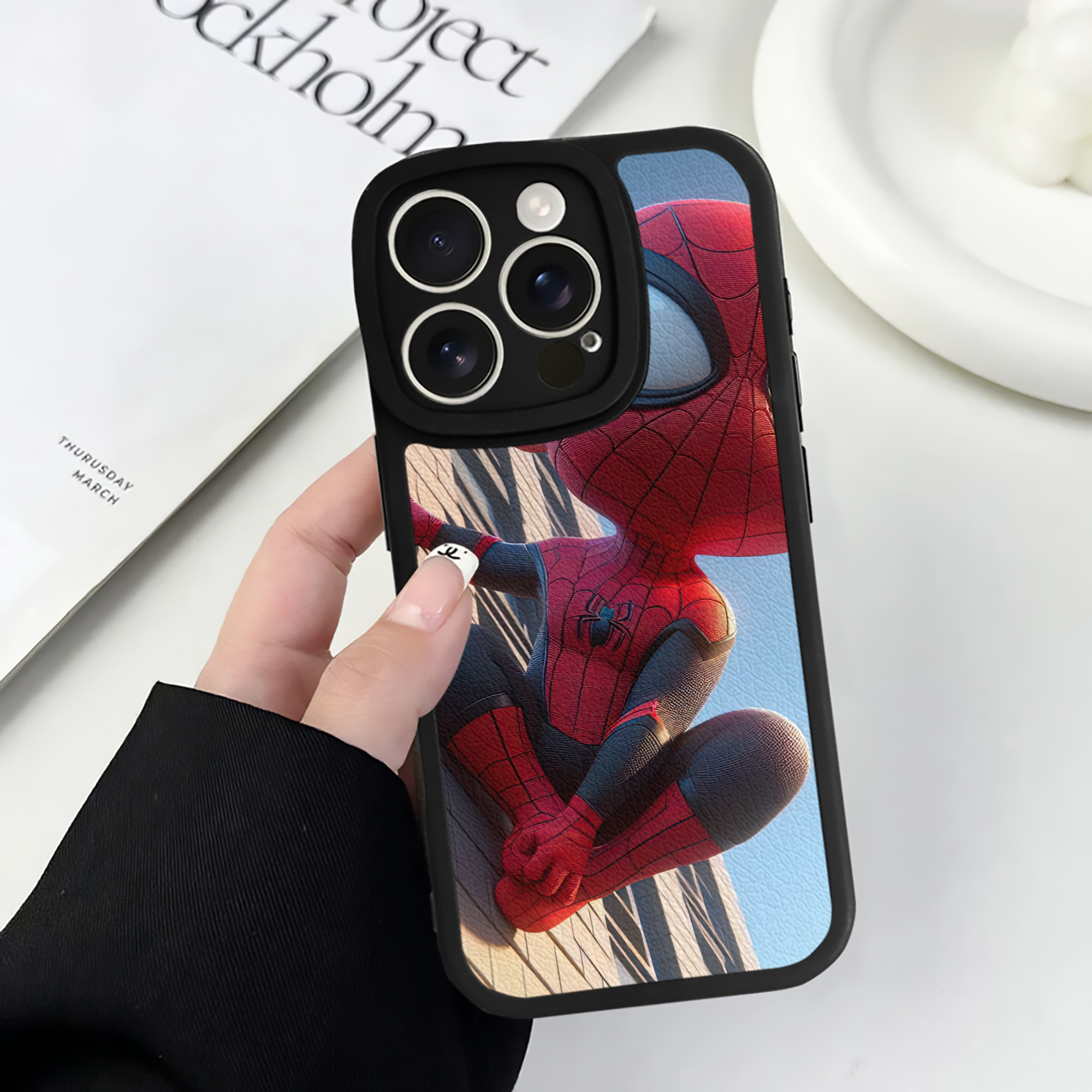 Spider Man スパイダーマン 【iPhone 16シリーズ対応】シリコンスマホケース（レザー調） 材質：シリコン